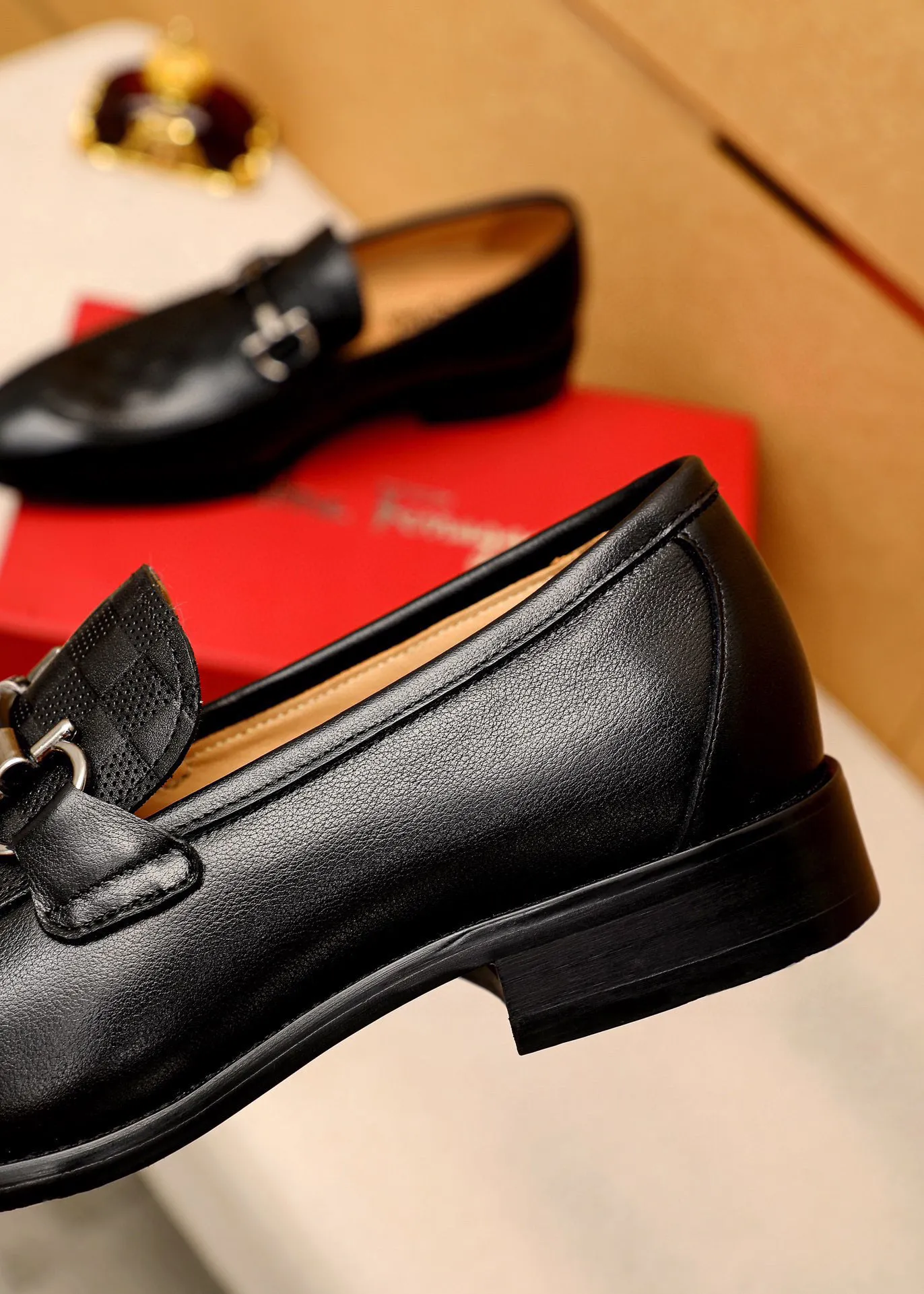 Men's shoes 💰460 💐 Product trademark: Ferragamo "Ferragamo" casual leather shoes Regular size: 38-44 (custom-made for 45🉑️) Product materials: Selected imported first-layer calfskin embossed upper + original hardware buckle, imported water-dyed cowhide leather lining. Strong three-dimensional visual effect, combined outsole Color: 1⃣️color optional